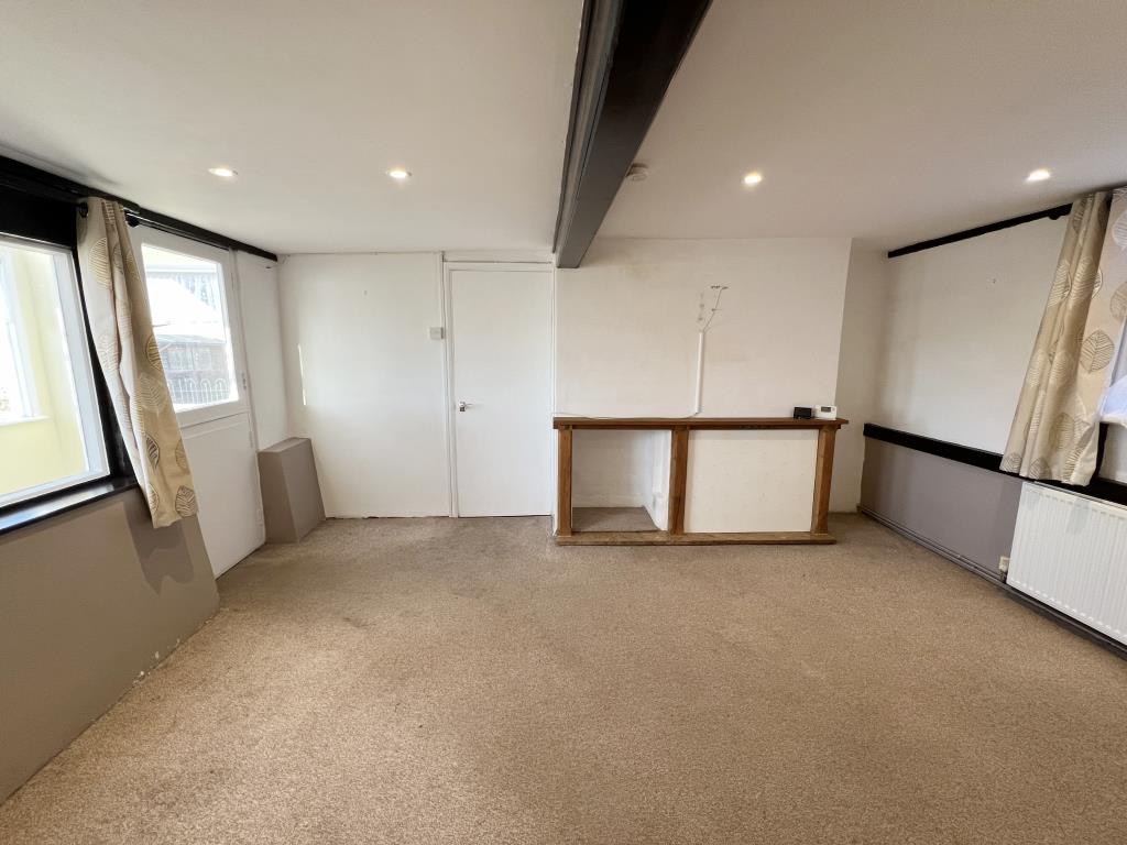 Lot: 34 - DETACHED COTTAGE ON GOOD SIZE PLOT - Living room